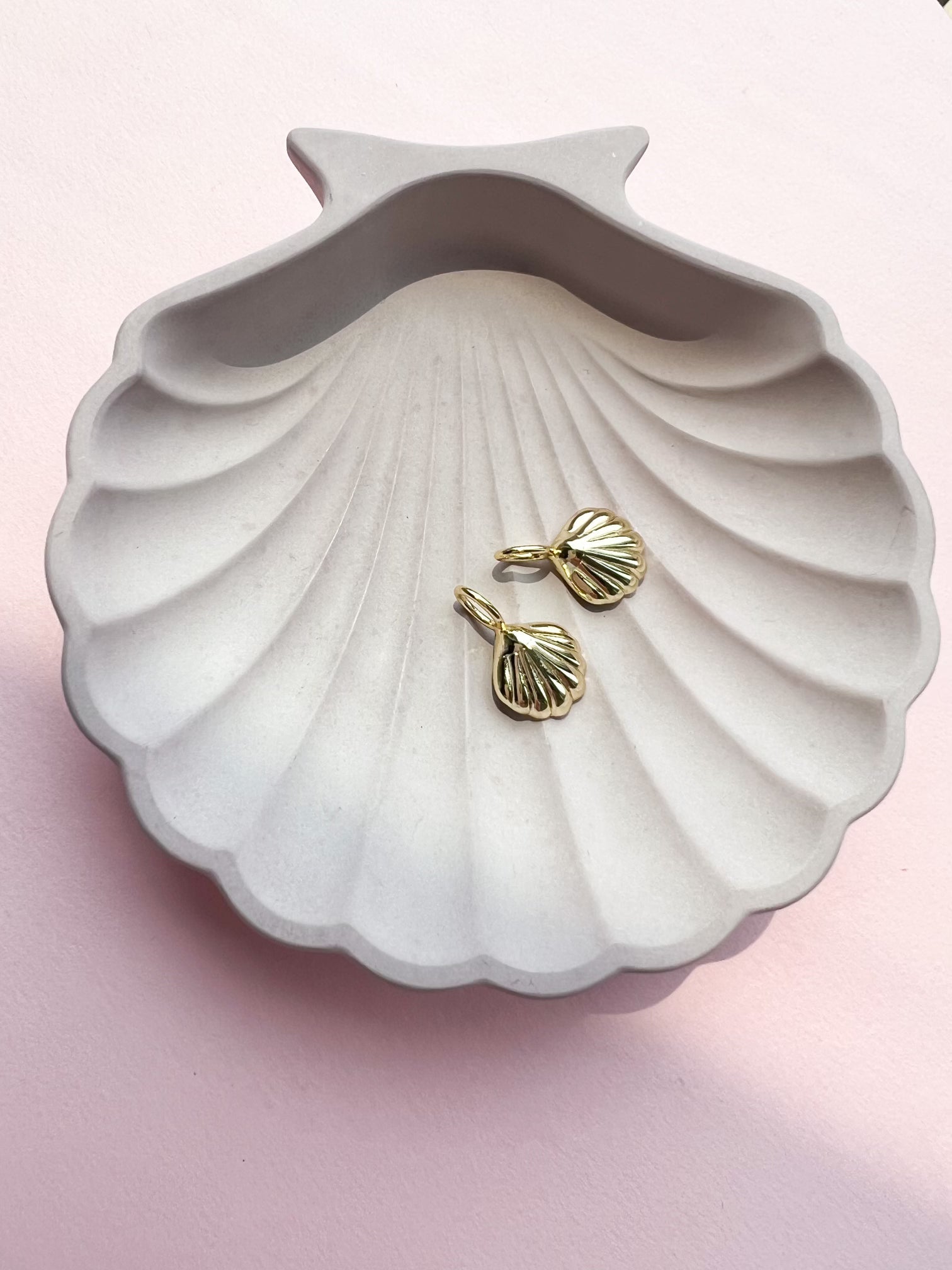 Sea Shell Charm-Charms & Pendants-The Sis Kiss®-Urban Threadz Boutique, Women's Fashion Boutique in Saugatuck, MI